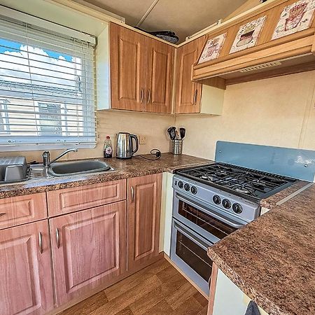 וולטון-און-דה-נייז Lovely 6 Berth Caravan At Naze Marine Holiday Park In Essex Ref 17003C מראה חיצוני תמונה