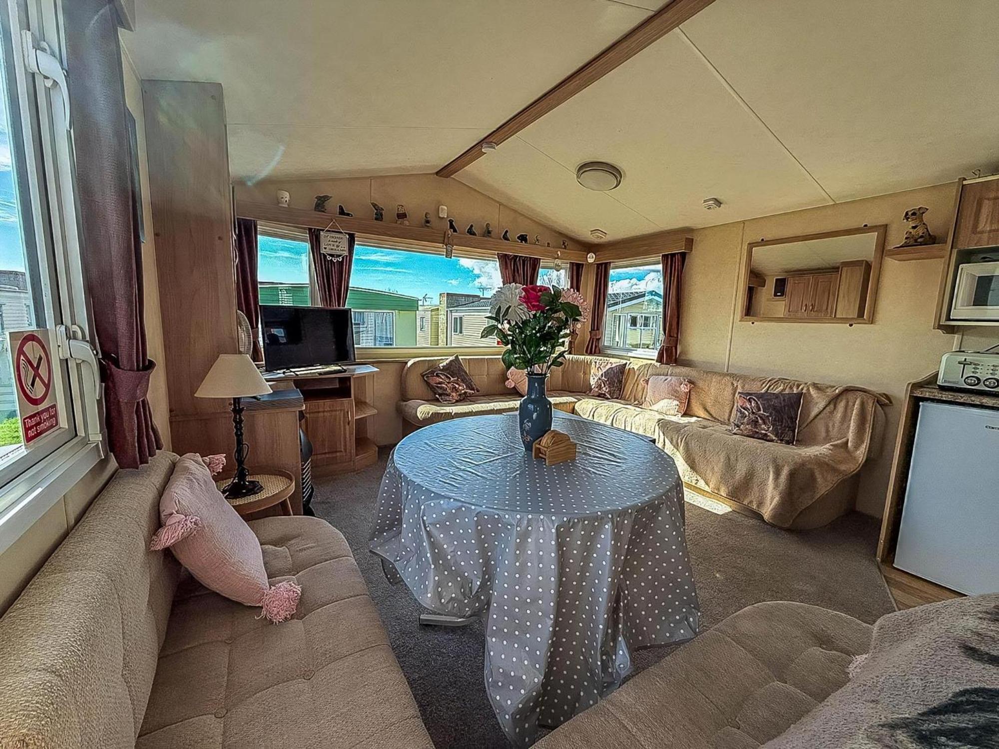 וולטון-און-דה-נייז Lovely 6 Berth Caravan At Naze Marine Holiday Park In Essex Ref 17003C מראה חיצוני תמונה